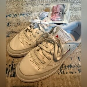 Reebok Classic White Athletic Shoes with cute fashion laces included!!